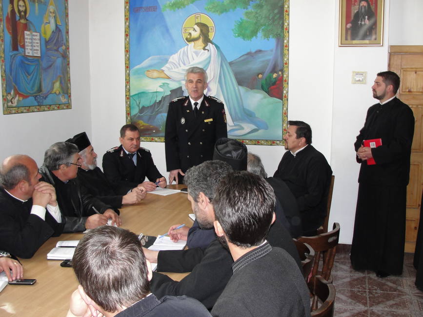 Preotii instruiti in domeniul prevenirii situatiilor de urgenta | imaginea 1