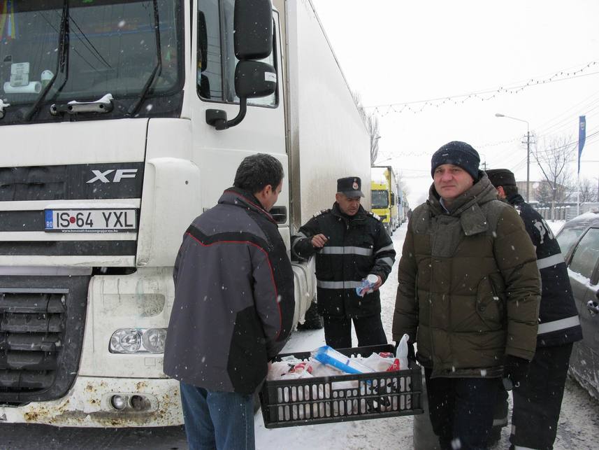 Pompierii au impartit ceai cald soferilor de TIR surprinsi pe drum de iarna | imaginea 1