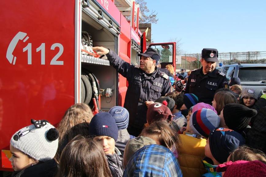 Elevii Scolii  Anghel Saligny  din Focsani au fost vizitati de pompieri | imaginea 2