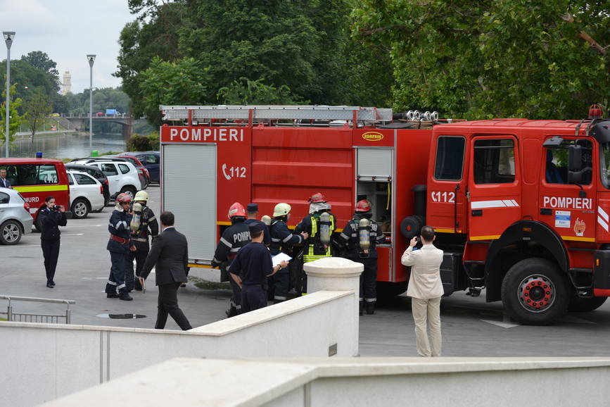 Incendiu in parcarea unui hotel | imaginea 1