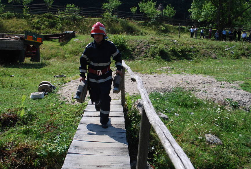 Exercitiu amplu pentru gestionarea unei situatii de urgenta generata de un incendiu produs la fondul forestier in Masivul Godeanu | imaginea 2