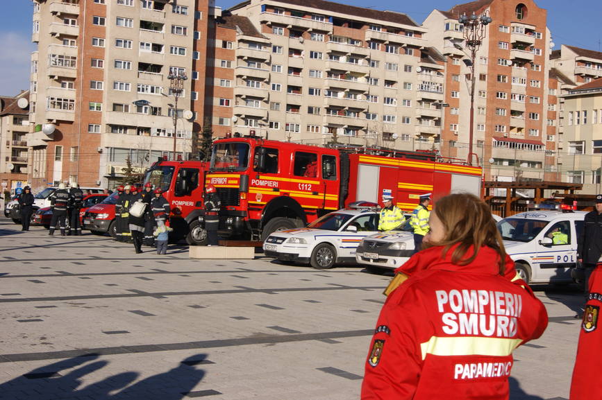 Exercitiu de cooperare cu forte in teren pentru gestionarea unor situatii de urgenta generate de un seism | imaginea 1