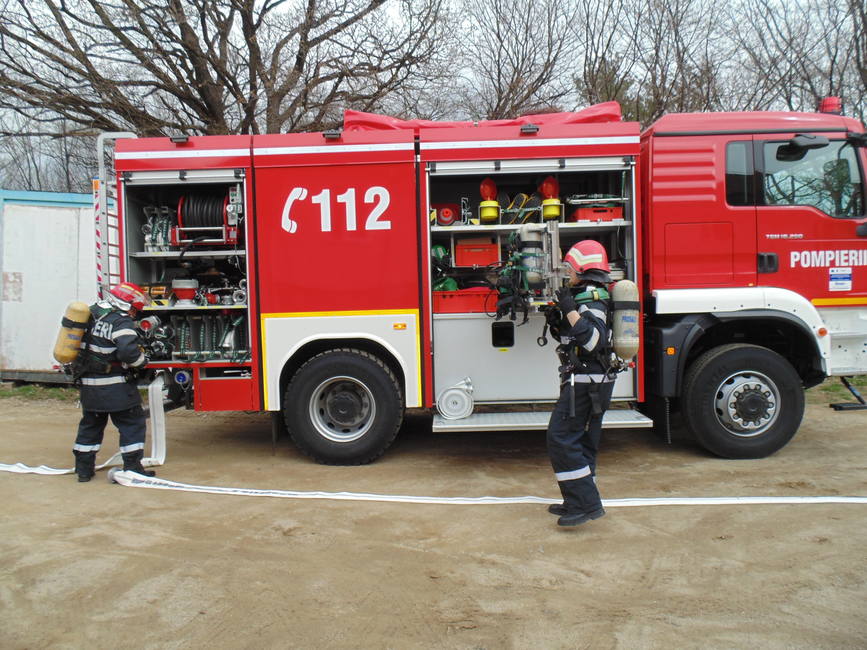 Exercitiu cu forte in teren pentru antrenarea structurilor de interventie la stingerea incendiilor la Fundatia Acasa | imaginea 1