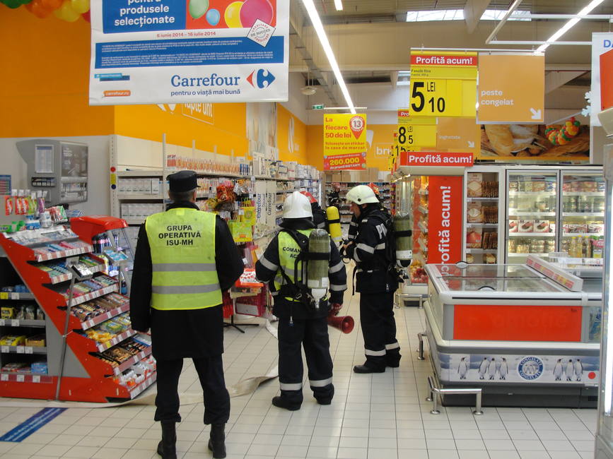 Incendiu la un centru comercial | imaginea 1