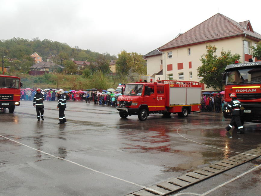 Exercitiu cu forte in teren pentru antrenarea structurilor de interventie la stingerea incendiilor la Scoala giMAIla Gheorghe Lazar Zalau | imaginea 1