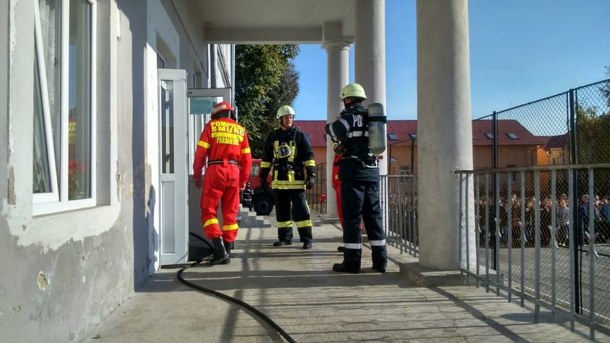 Exercitiu tactic al pompierilor militari din Beclean la Scoala GiMAIla  Grigore Silasi | imaginea 2