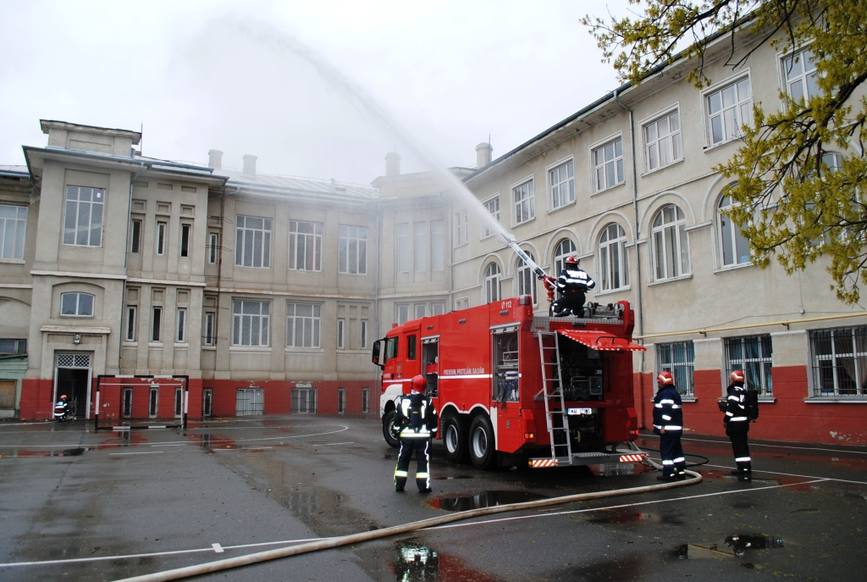 Amplu exercitiu tehnico tactic la Liceul  Neagoe Basarab | imaginea 1
