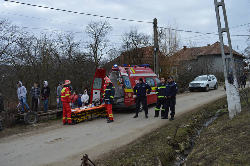 Alunecare de teren  incendiu si persoane evacuate | imaginea 1