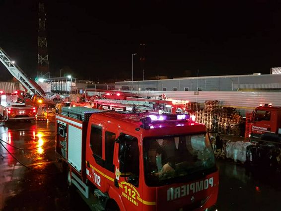 Situatii de urgenta de amploare produse in incinta unui complex comercial | imaginea 1