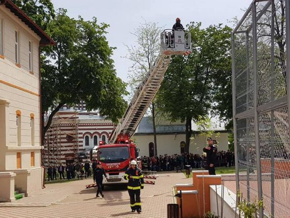 Simulare de explozie in spatiul centralei termice la Colegiul National Grigore Ghica Dorohoi | imaginea 1