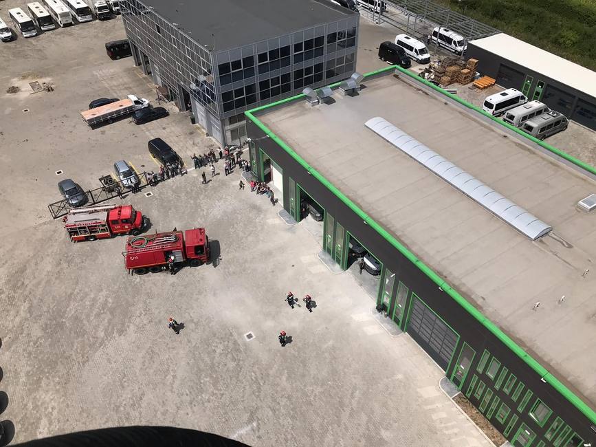 Incendiu la depozitul de materiale al unei hale de productie | imaginea 1