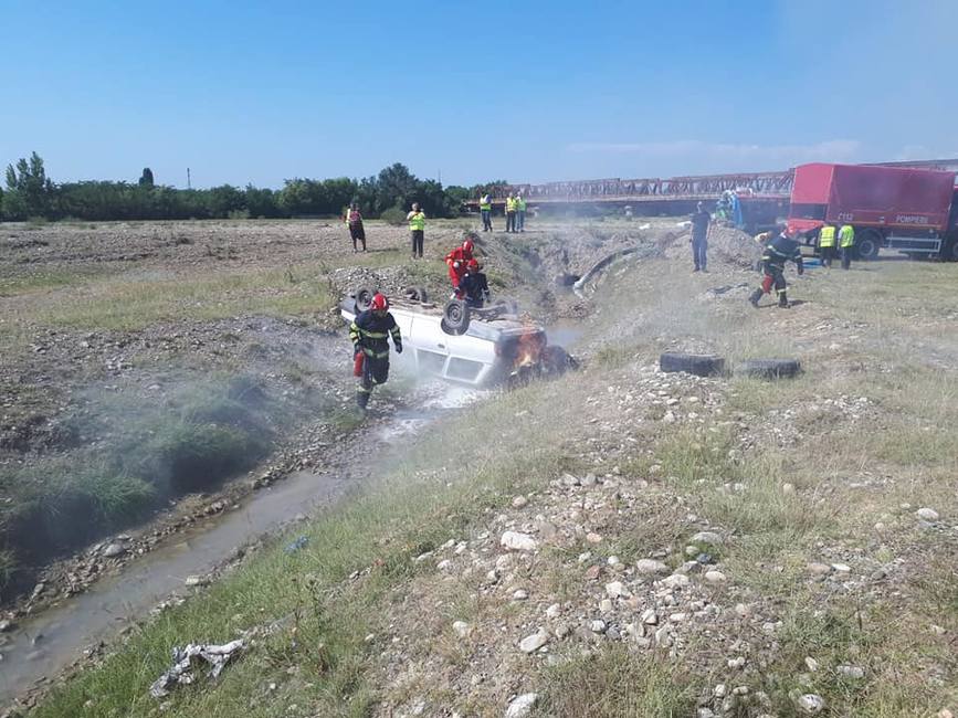 Autovehicul derapat intr un canal de irigare | imaginea 1