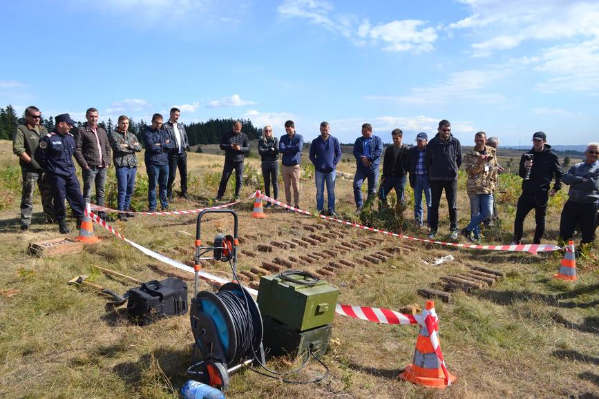 Intalnire a pirotehnistilor ISU Suceava cu detectoristii din judet | imaginea 1
