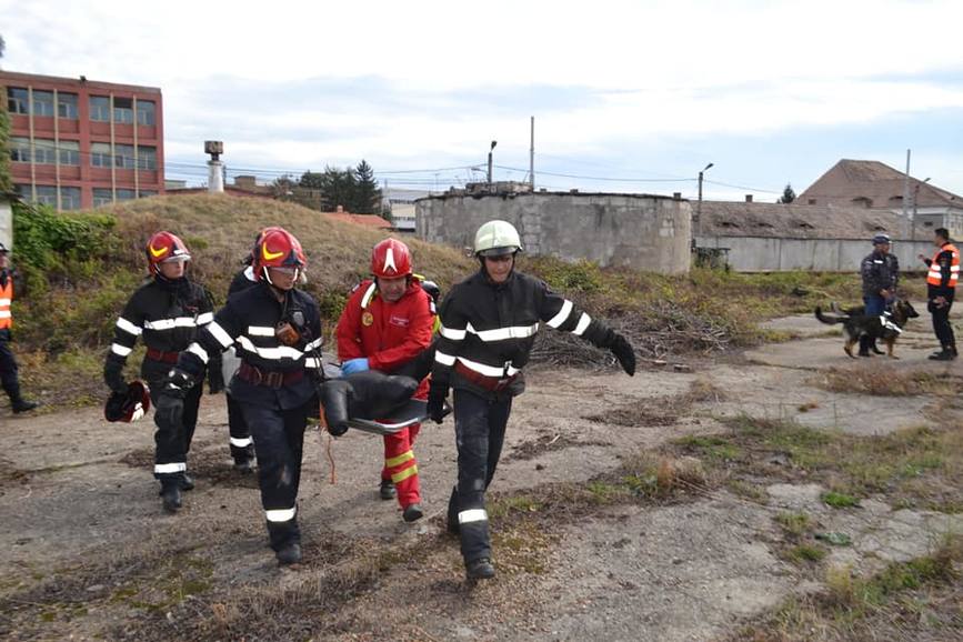 Exercitiu amplu desfasurat de ISU Sibiu cu tema  Interventie in caz de cutremur | imaginea 1