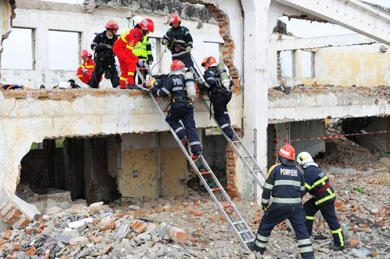 Constructie prabusita urmata de surprinderea unor persoane sub daramaturi | imaginea 1
