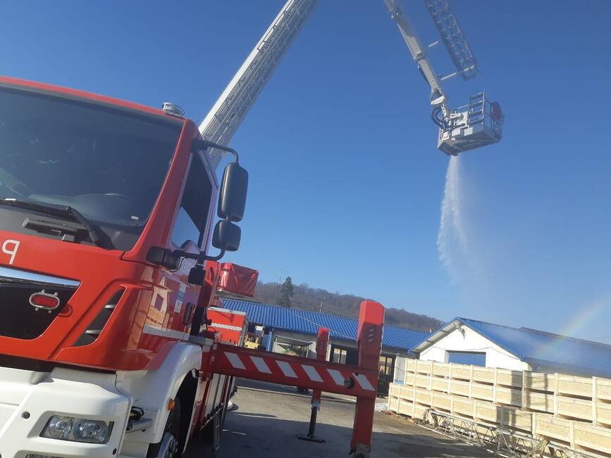 Incendiu la o societate comerciala din domeniul de prelucrare a lemnului | imaginea 1