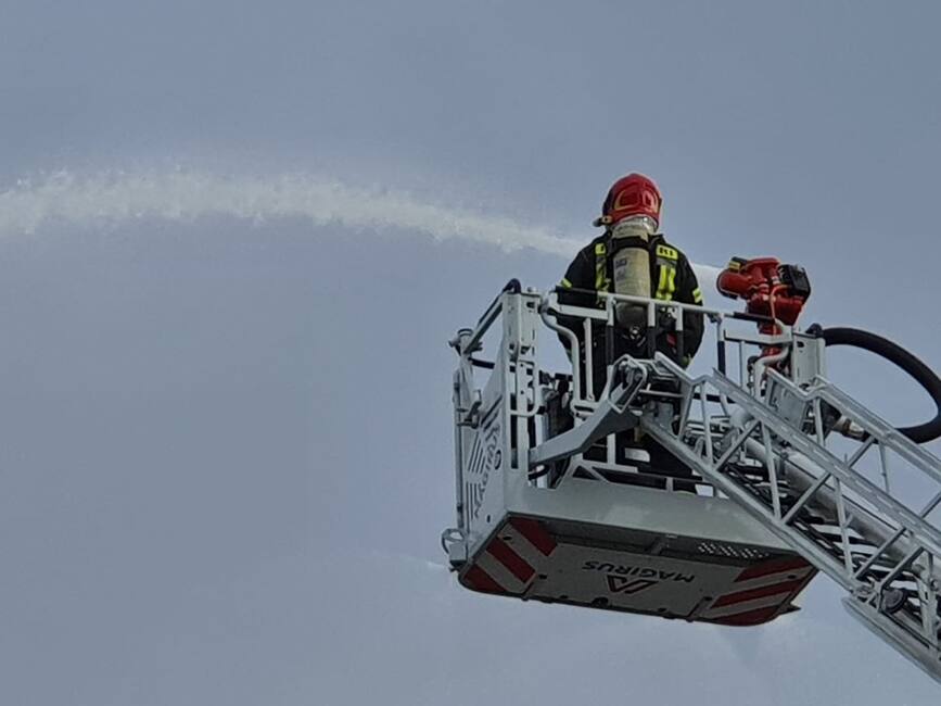 Incendiu la un operator economic producator de tuburi de otel | imaginea 1