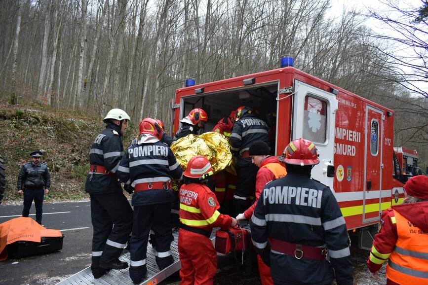 Situatii de urgenta pe fondul unor caderi masive de ninsoare | imaginea 1