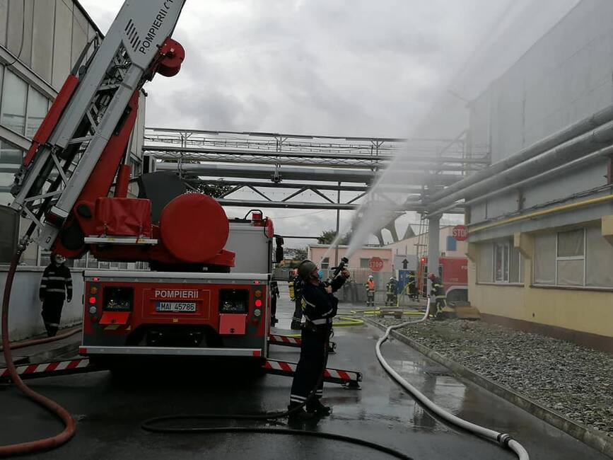 Explozie urmata de un incendiu de amploare la un atelier de vopsitorie | imaginea 1