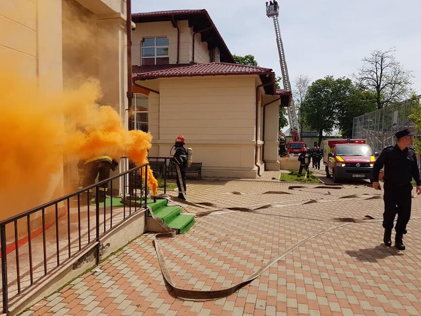 Simulare de explozie in spatiul centralei termice la Colegiul National  Grigore Ghica  Dorohoi | imaginea 1