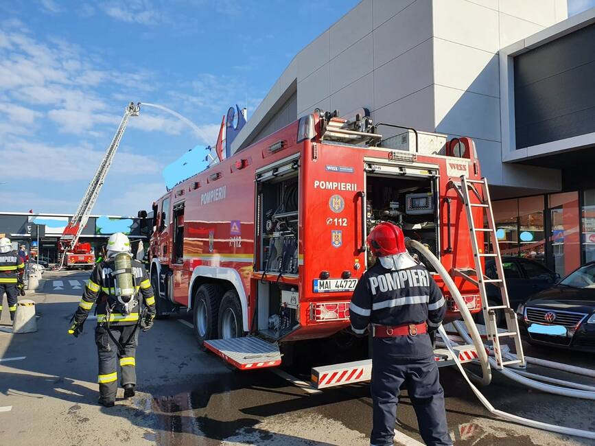 Incendiu la un mall din Zalau | imaginea 1