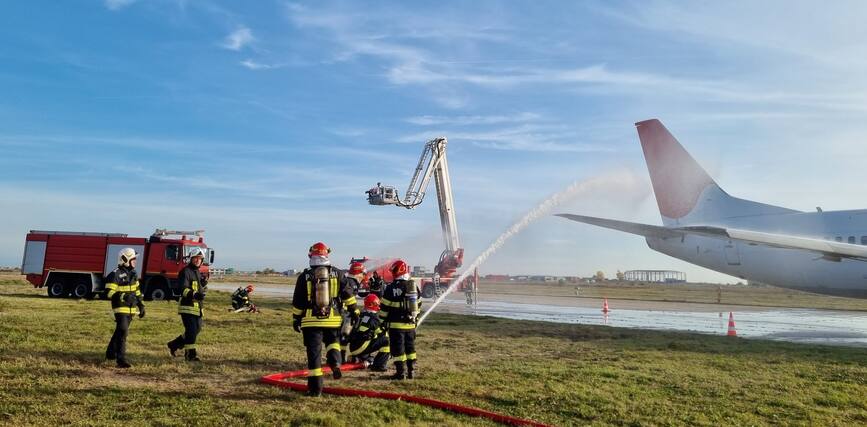 Accident aviatic si incident radiologic la Aeroportul International Craiova | imaginea 1