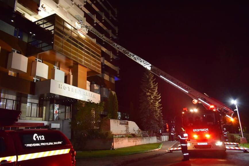 Incendiu pe timp de noapte  la un hotel din Calimanesti | imaginea 1