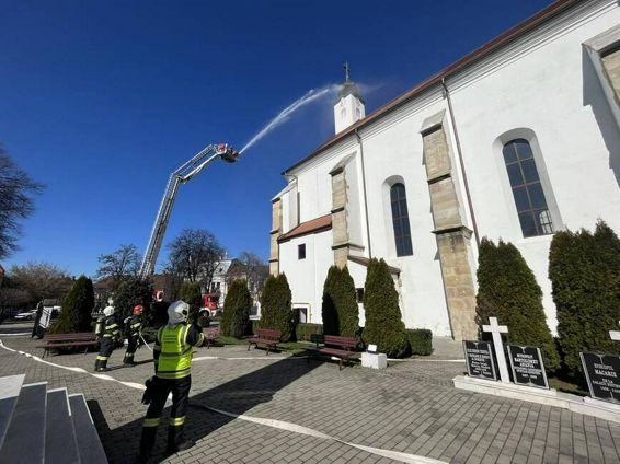 Incendiu la o biserica monument istoric din Bistrita | imaginea 1