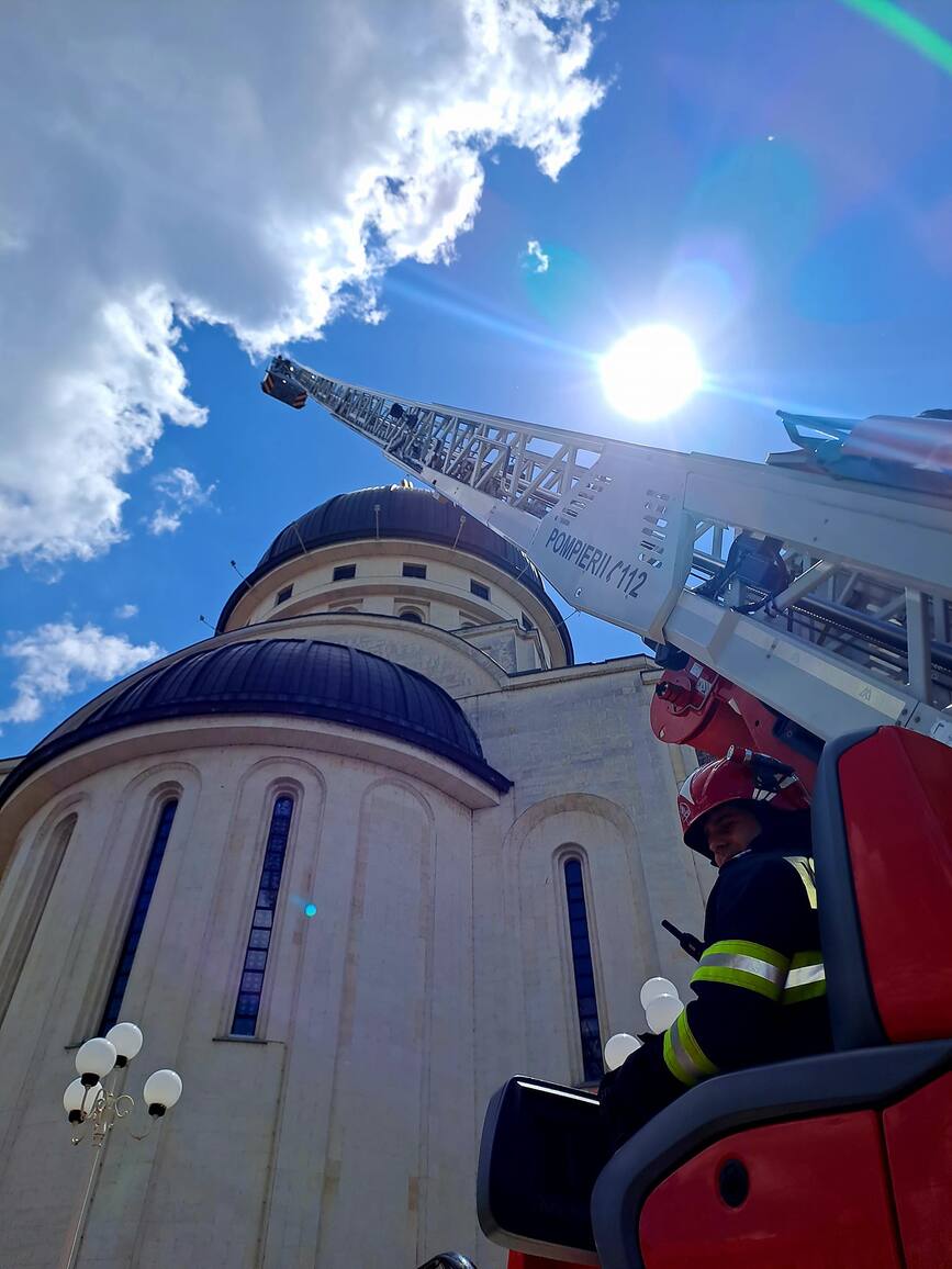 Incendiu la Catedrala Sfanta Treime din Arad | imaginea 2