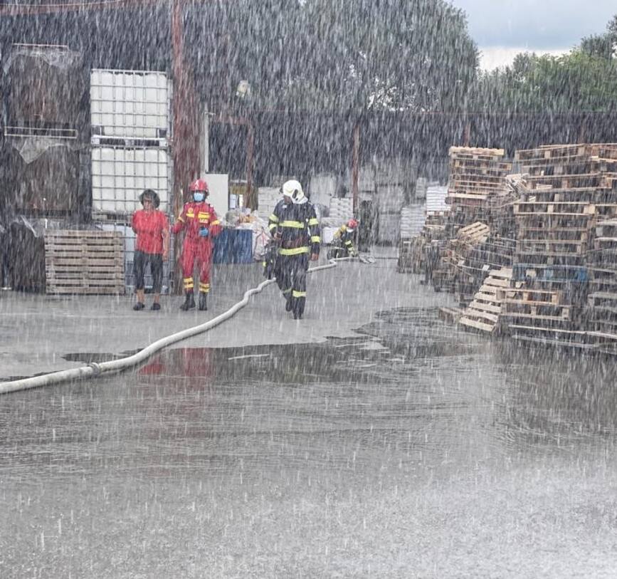 Incendiu la hala de productie lacuri si vopseluri din Mihaesti  Valcea | imaginea 1