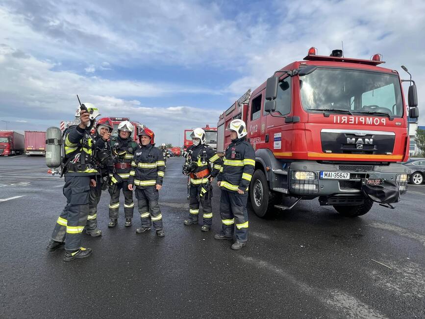 Incendiu la un depozit de produse chimice din Sibiu | imaginea 1