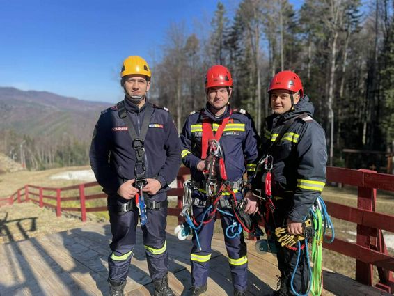 Avalansa pe partia de schi   Doua persoane au fost surprinse sub zapada | imaginea 1