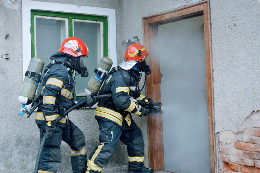 Incendiu cu victime in interiorul unei case | imaginea 1