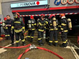 Incendiu in parcarea subterana a unui centru comercial din Bacau | imaginea 1