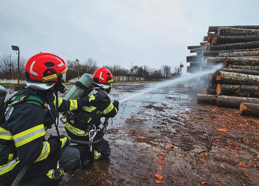 Incendiu la un operator economic din Onesti | imaginea 1