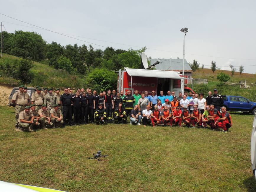 Incendiu la fondul forestier  cu extindere la zone locuite | imaginea 1