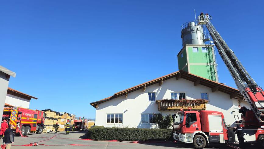 Incendiu de amploare la un operator economic din Harghita | imaginea 1