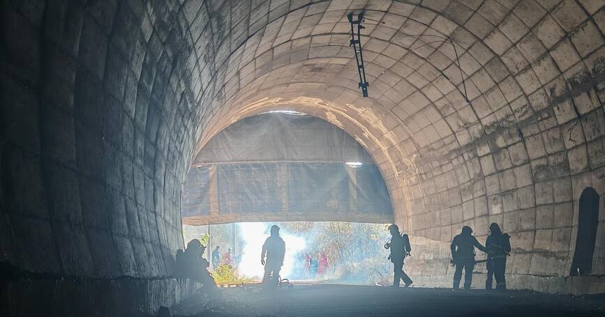 Incendiu la un tunel feroviar aflat in lucru | imaginea 1