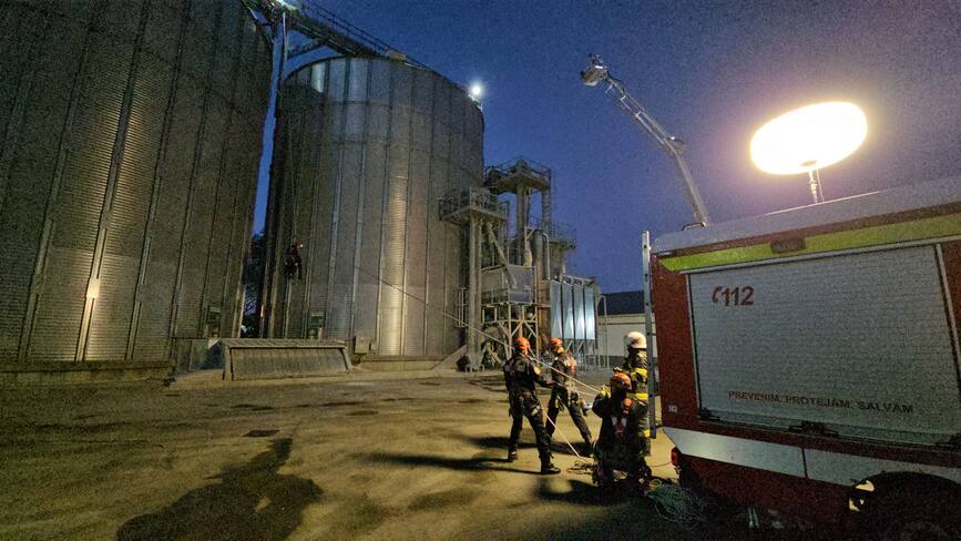Zeci de victime in urma unei explozii produse intr o fabrica | imaginea 1