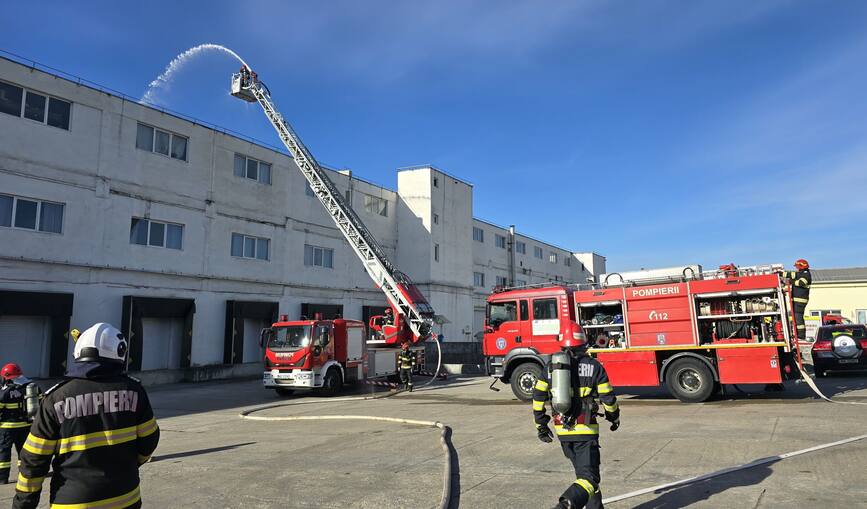 Incendiu la o hala de productie din Zalau | imaginea 1