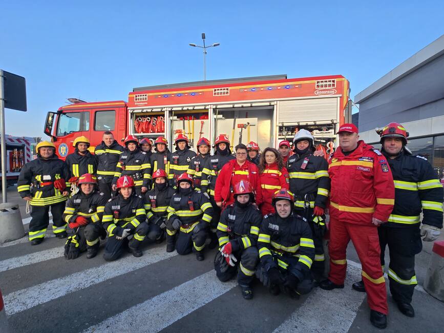 Incendiu izbucnit in incinta unui centru comercial | imaginea 1