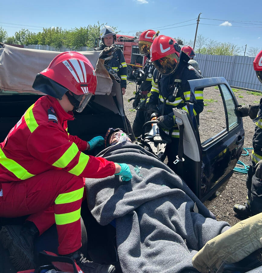 Accident rutier intre o masina si o cisterna | imaginea 1