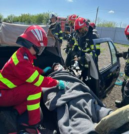 Accident rutier intre o masina si o cisterna | imaginea 1