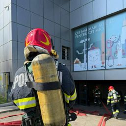 Incendiu la o cladire din Bacau | imaginea 1