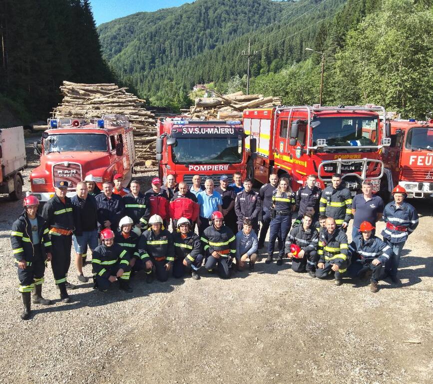 Incendiu la un depozit de materiale lemnoase | imaginea 1