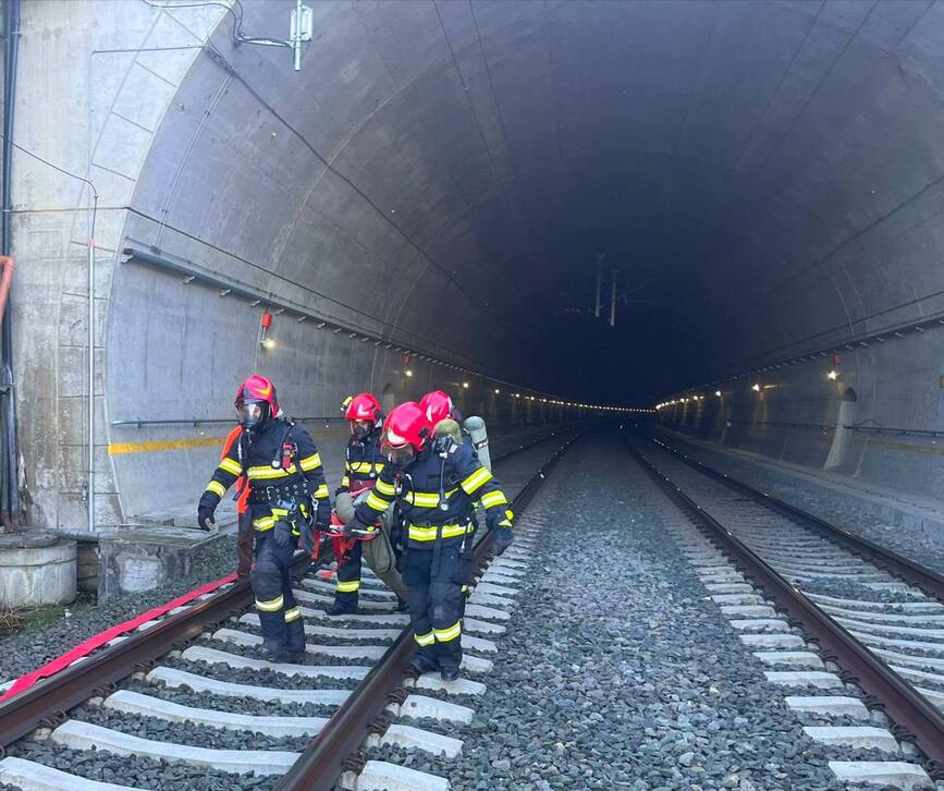 Stagiu de perfectionare   stingerea incendiilor in tuneluri | imaginea 1