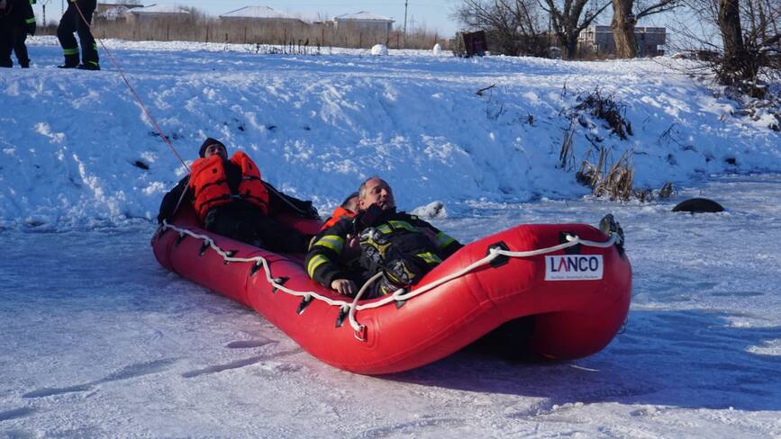 Antrenamente speciale pentru salvari de pe ape inghetate | imaginea 1