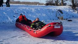 Antrenamente speciale pentru salvari de pe ape inghetate | imaginea 1