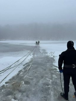 Atentie la gheata formata pe luciul apelor | imaginea 1