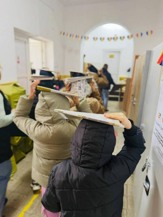 Elevi si profesori au invatat cum sa reactioneze la cutremur | imaginea 1